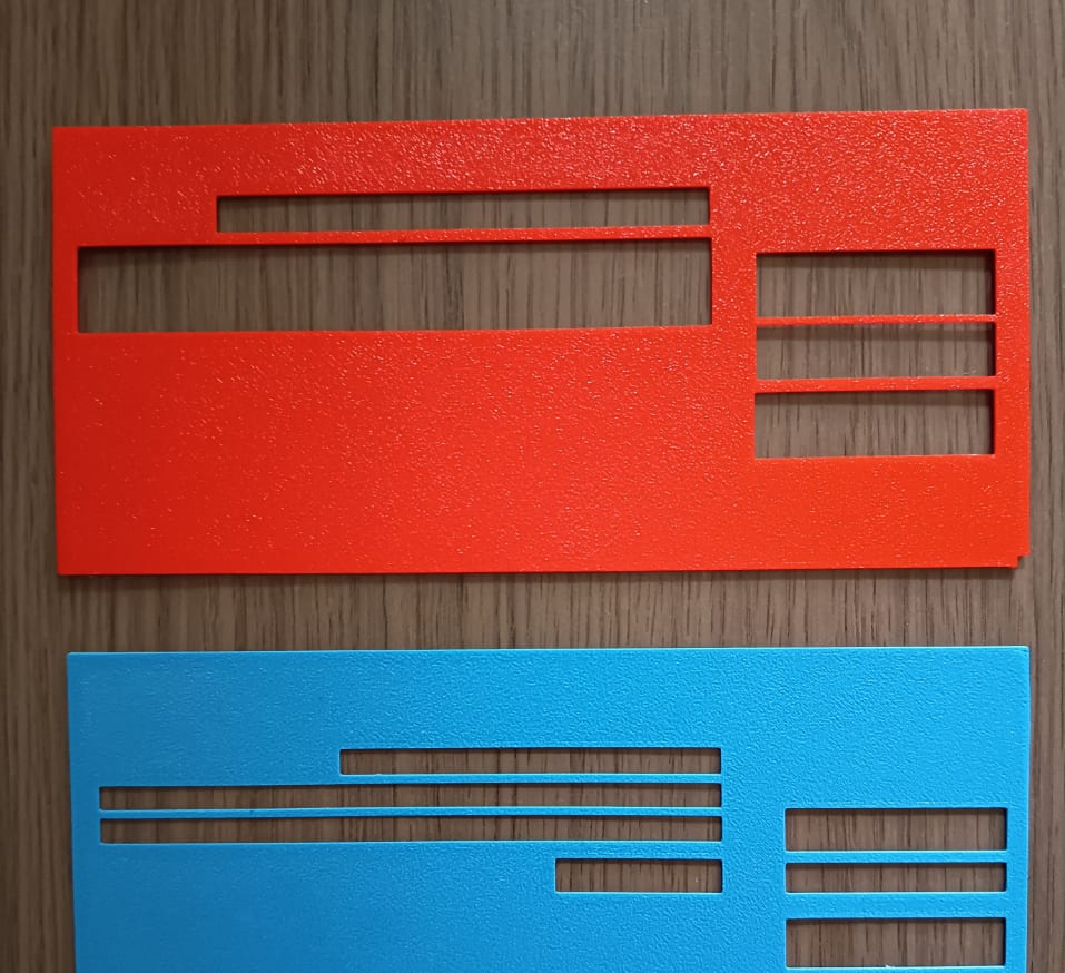 Deux guides chéquier imprimés en 3D, l'un rouge, l'autre bleu, aux fenêtres de tailles différentes