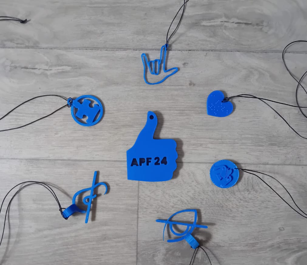 Sept pendentifs bleus imprimés en 3D, sur cordons, disposés en cercle