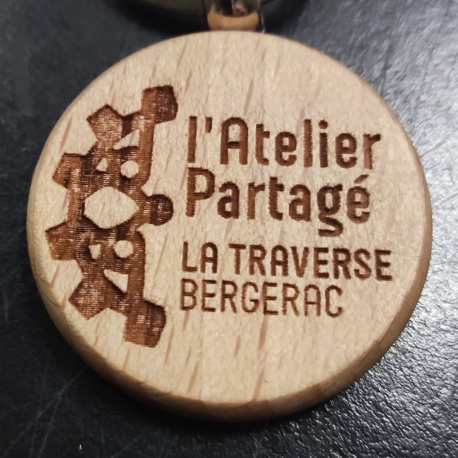 Porte-clé en hêtre gravé du logo de l'Atelier Partagé