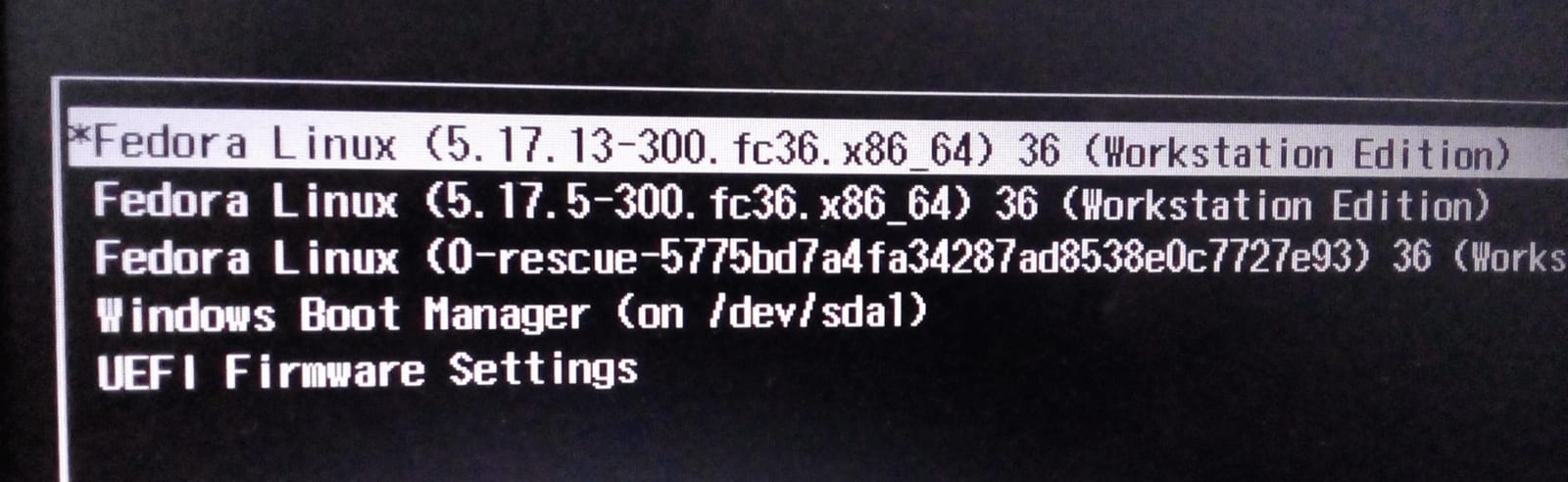 Menu de démarrage GRUB listant trois entrées Fedora Linux, une entrée Windows Boot Manager et l'accès aux réglages UEFI